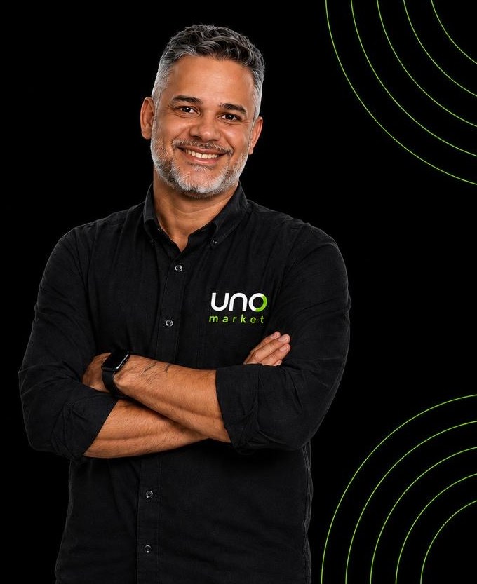 Leandro Matias, fundador da UNO Market, de braços cruzados com a camisa da marca